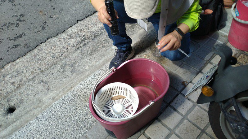 高雄市衛生局呼籲民眾加強清除積水容器，避免孳生病媒蚊。圖／高市衛生局提供