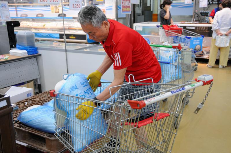 因擔心日本核汙水排海的後續影響，部分南韓消費者和零售商早前已開始囤鹽。圖為7月26日，首爾市民在一家超市購買政府儲備海鹽。新華社