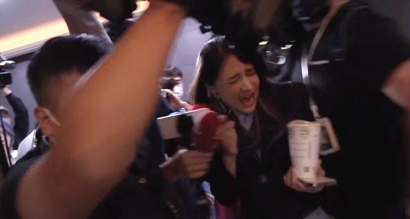 賴品妤出席活動被媒體堵訪，在臉書指控自己被推倒。 圖／擷自影片