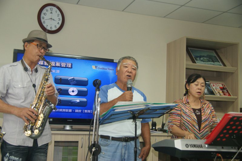 日本退休公務員松川修（中）2012年到嘉義市，隨同蔡慶榮及楊堉如夫婦，到濟美仁愛之家為老人唱歌。  圖／聯合報資料照片