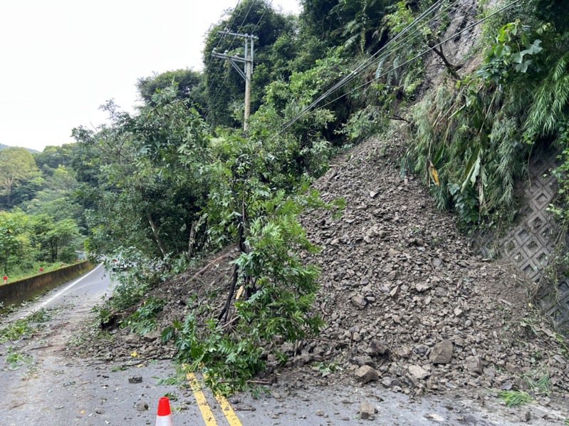 南庄124線道路34.5公里處今天清晨發生山壁土石坍方，僅能單線通車。圖／頭份警分局提供