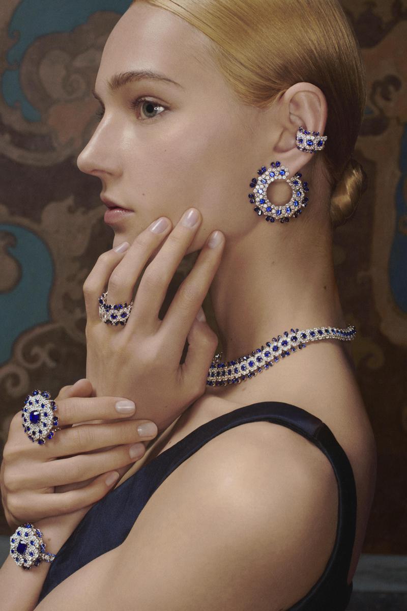 模特兒配戴Galon Fleuri藍寶鑽石套組，其中耳環1,500萬元，戒指2,100萬元，神秘表2,300萬元。圖／Dior Joaillerie提供