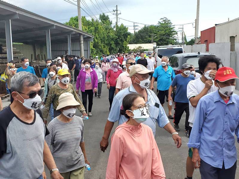 雲永公司昨在高雄大寮區開儲能場說明會，湧入近500名居民抗議。記者王勇超／攝影