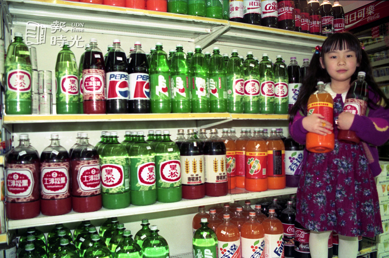 民眾於超市選購碳酸飲料情形。 圖/聯合報系資料照（1993/03/22 徐世經攝影）