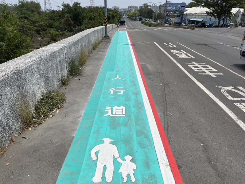 台南市永康區增繪3處標線型人行道，讓行人有路可走。圖／交通局提供