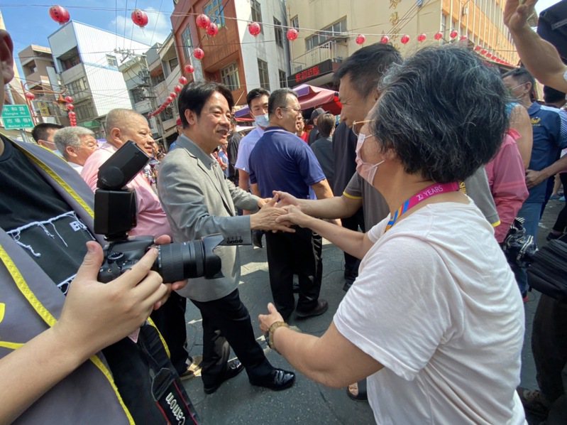 民進黨總統參選人賴清德今早到台中市大雅區永興宮參香，民眾在外熱情等候握手。記者林佩均／攝影