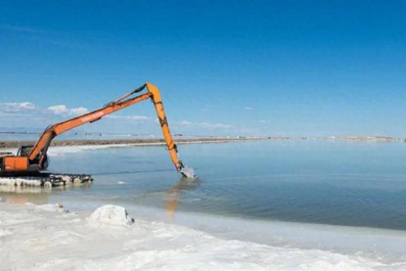 青海察爾汗鹽湖的鹽儲量超過500億噸，可供全人類吃1000年以上。（搜狐新聞）