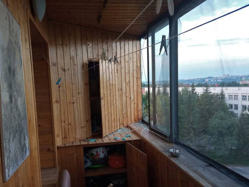 俄羅斯庫斯克州州長史塔洛沃伊在他的Telegram頻道發布照片，他說這些照片顯示一架無人機對州府庫斯克市一棟公寓建築造成損壞，可以看見一些窗戶被炸碎。路透