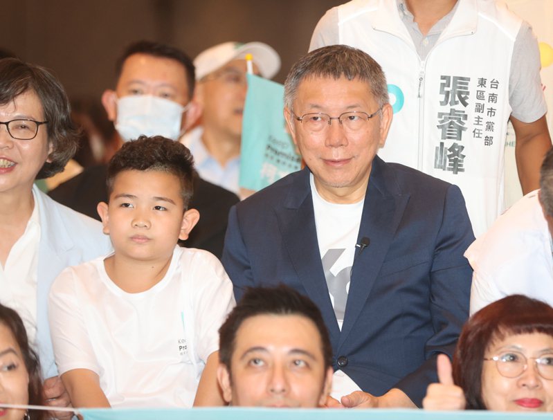 台灣民眾黨主席總統參選人柯文哲（右）出席台中選哲之友會成立。記者黃仲裕／攝影