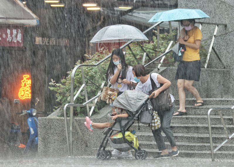 台南市大雷雨，慎防劇烈降雨、雷擊。本報資料照片