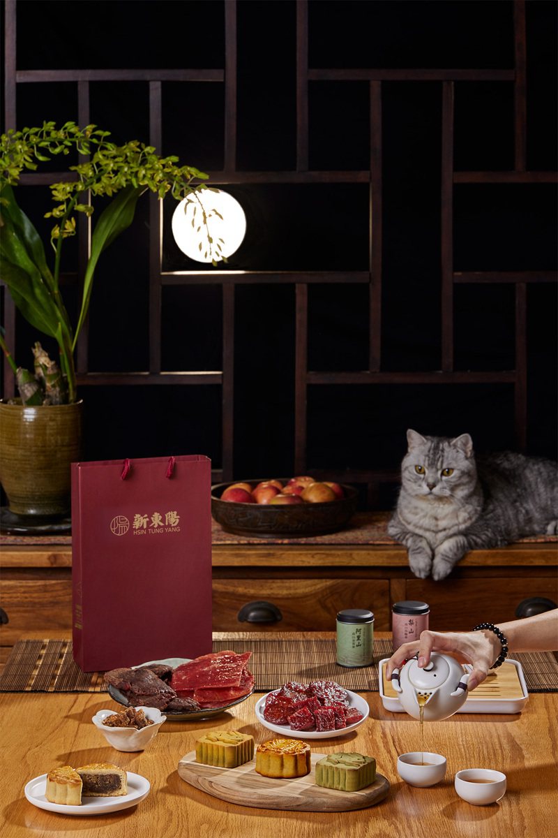 新東陽「千江月禮盒2號」有秋節限定口味月餅、經典豬肉乾及台灣茶，送禮自用兩相宜。新東陽提供