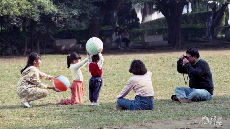親子外出遊玩。圖／聯合報系資料照（1994/01/20　吳景騰攝影）