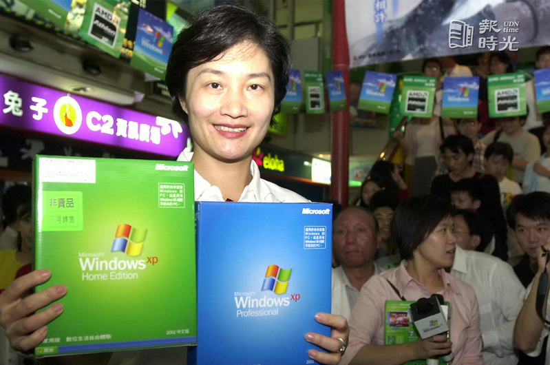Windows XP英文版昨天在全球舉行首賣，台灣微軟總經理邱麗孟更在首賣會場以PARA PARA舞揭開序幕。圖／聯合報系資料照（2001/10/26 胡聖堤攝影）
