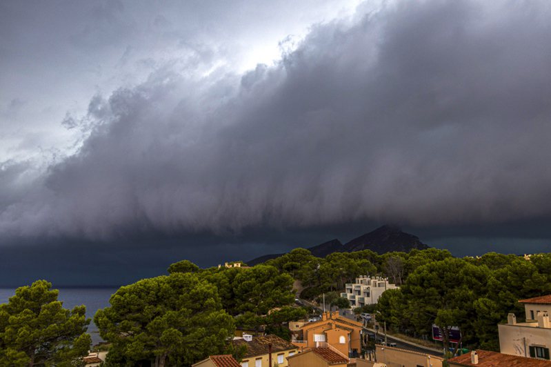 西班牙當地時間27日，豪大雨橫掃東北部馬略卡島，圖可見超大片烏雲籠罩的風雨欲來之姿。歐新社