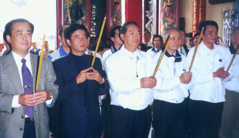 1999年宋楚瑜獨立參選總統，時任台南縣議員的沈進忠（左二）陪同在廟裡進香。報系資料照