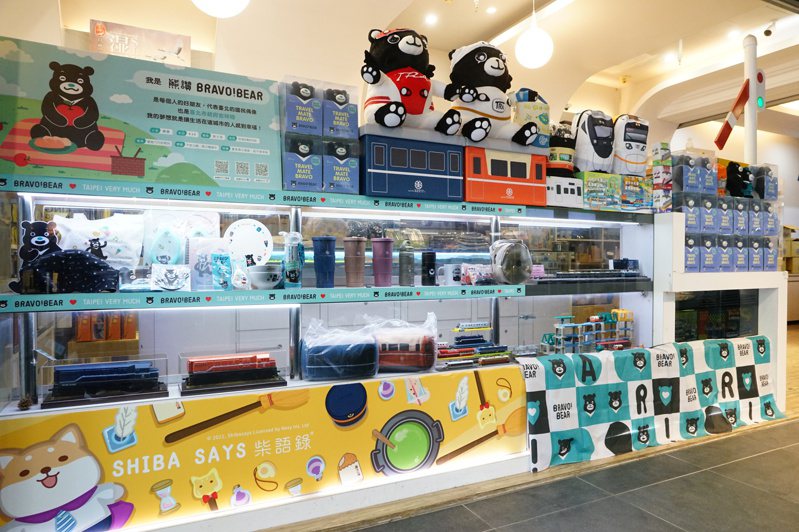 熊讚紀念品今年7月起已在全台六間臺鐵夢工場上架販售。北市觀傳局提供
