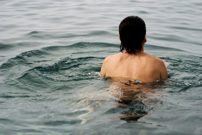 安徽1名男子日前與友人在河邊游泳玩水時，一時沒注意水流，突被浪衝至距離約11分鐘車程的隔壁市。（示意圖／Ingimage）
