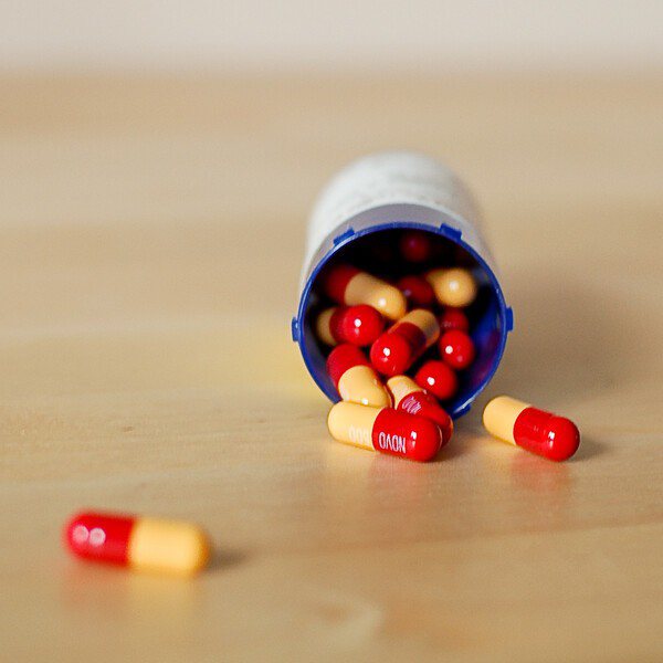 專家指出，民眾要是過度服用抗生素，將導致腸道益生菌死亡，影響身體健康。（Photo by Zach Bulick on Flickr under C.C. License）
