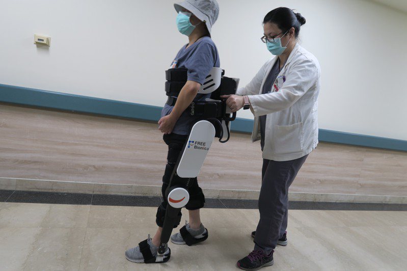 林姓婦人使用下肢機器人學習穩健走路。記者簡慧珍／攝影