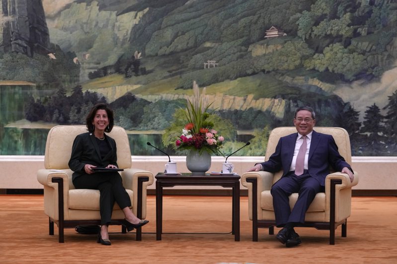 美國商務部長雷蒙多（左）29日在北京與大陸國務院總理李強會面。  美聯社