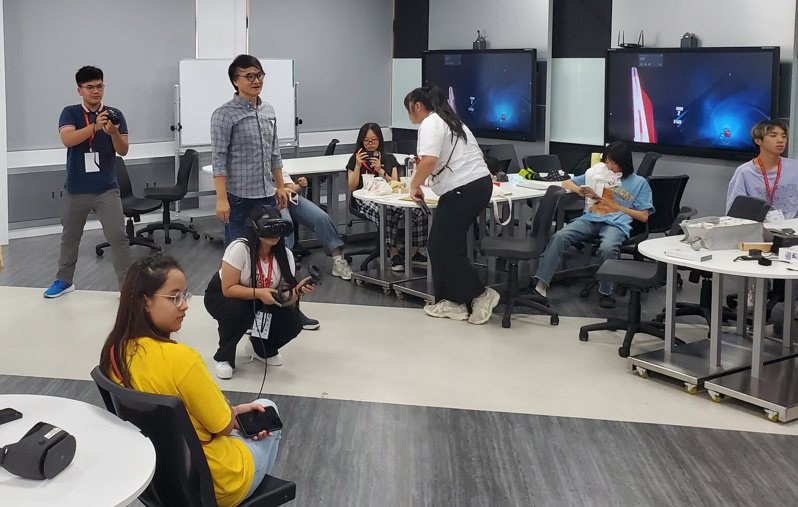參加弘光科大科學營菲律賓高中生，體驗虛擬實境。圖／弘光科大提供