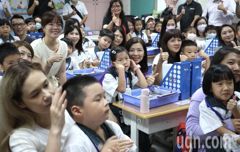 今天是開學日，台北市仁愛國小一年七班的新生與家長，臉上洋溢著期待的心情，仔細聆聽老師的解說，迎接小學新生活。記者林俊良／攝影