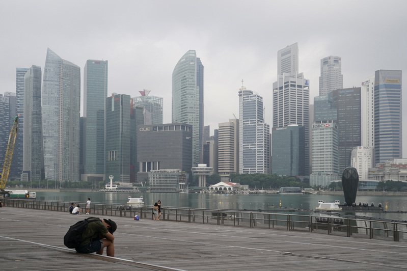 過去20年來，新加坡頂層10%人口與底層10%人口的收入差距穩定維持在20倍以上，反映出低薪困境存在新加坡已久。美聯社