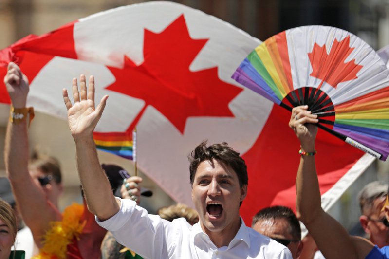 美國通過多項限縮LGBTQ法案，加拿大發布旅遊警告。今年6月，多倫多舉行同志大遊行，總理杜魯多現身力挺。路透