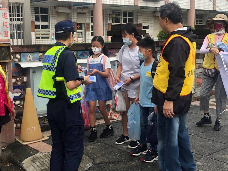 今天是開學日，台東縣成功警分局員警一早執行護童專案，警方在校門口宣導交通安全觀念。圖／警方提供