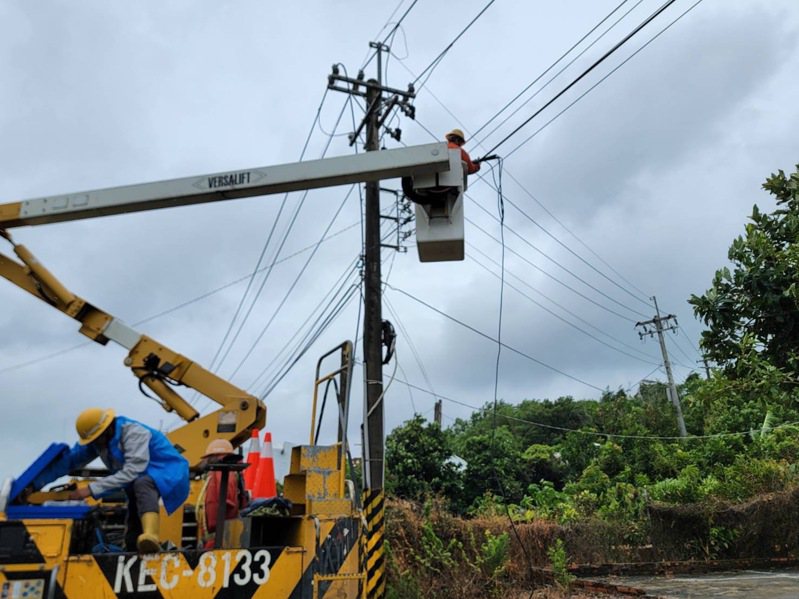 蘇拉颱風來襲，屏東縣恆春鎮下午1點多發生停電，經台電緊急搶修後，下午3點半全數搶修復電。圖／台電屏東區處提供