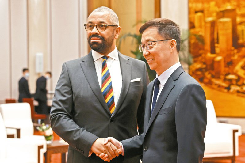 英國外交大臣柯維立（左）與中國大陸國家副主席韓正（右），卅日在北京人民大會堂會面。（美聯社）