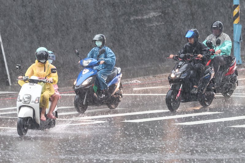 蘇拉颱風外圍環流仍將為台灣東半部的宜花東以及南部的南高屏地區帶來降雨，尤其台東以及恆春半島一帶仍可能有較大雨勢發生機會。北部的大台北以及桃園等地也會有短暫陣雨，今天午後中部地區可能有局部熱對流雷雨出現的機會。本報資料照片