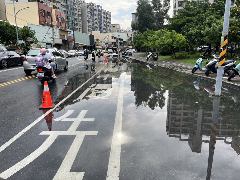 台南中西區臨安路美麗街口、民權路與西和街口水管破裂導致路面積水，員警據報後，趕往現場了解。圖／讀者提供