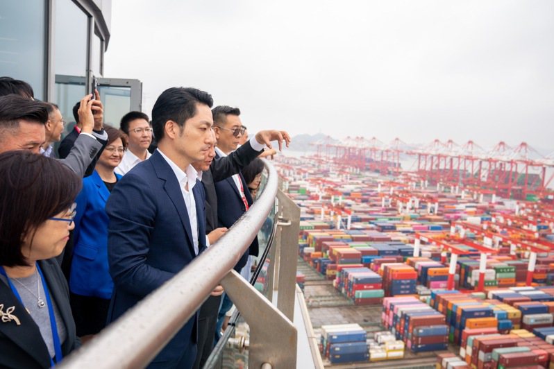 台北市長蔣萬安前往上海參加雙城論壇，參訪洋山深水港。圖／北市府提供