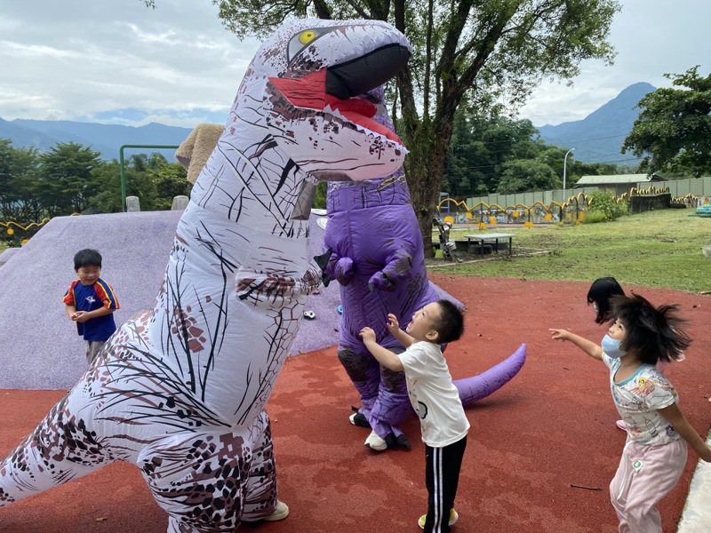 嘉義縣極偏鄉大埔國中小昨天開學日，學童們見多隻恐龍大鬧校園，歡喜互動著。圖／大埔國中小提供