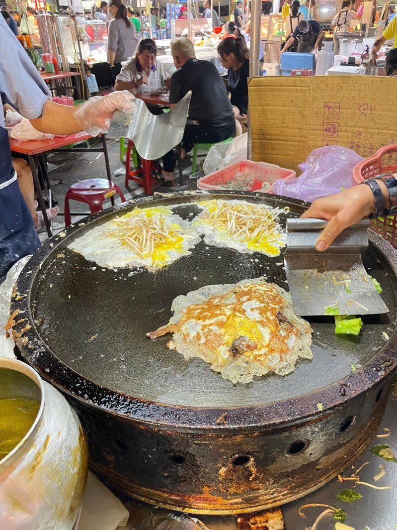 台南的夜市攤商觀察，蚵仔煎是民眾最熱愛的夜市小吃之一。圖／新同安夜市總幹事吳澄彥提供