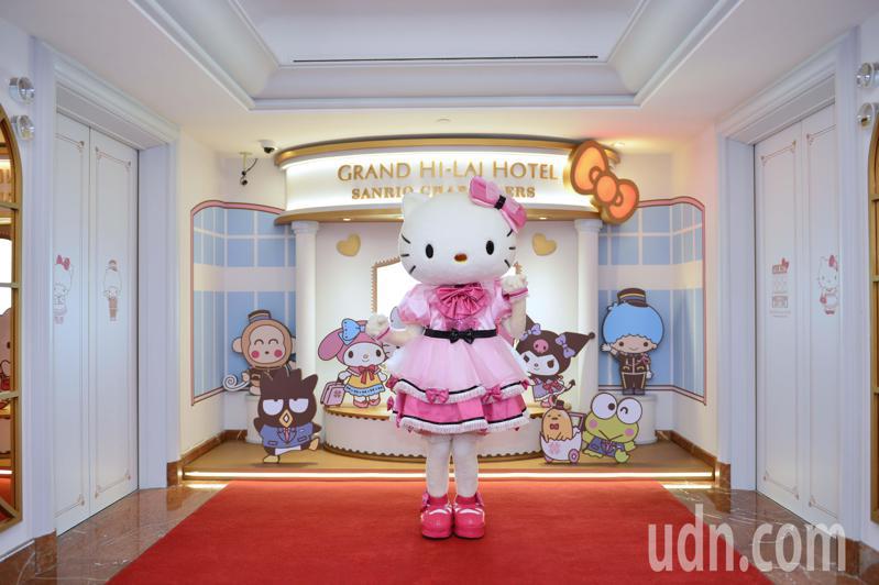 Hello Kitty與迎賓打卡區現場合影。圖／高雄漢來飯店提供