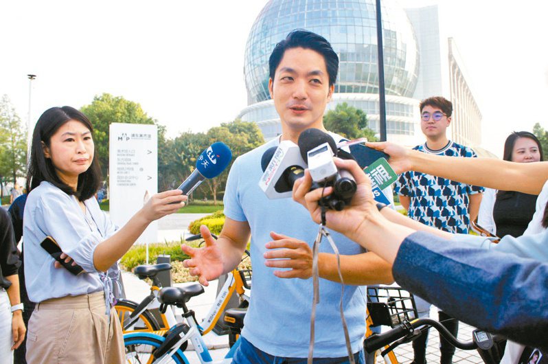 台北市長蔣萬安參訪上海第三天，與多位台灣青年騎單車。記者林麗玉／攝影