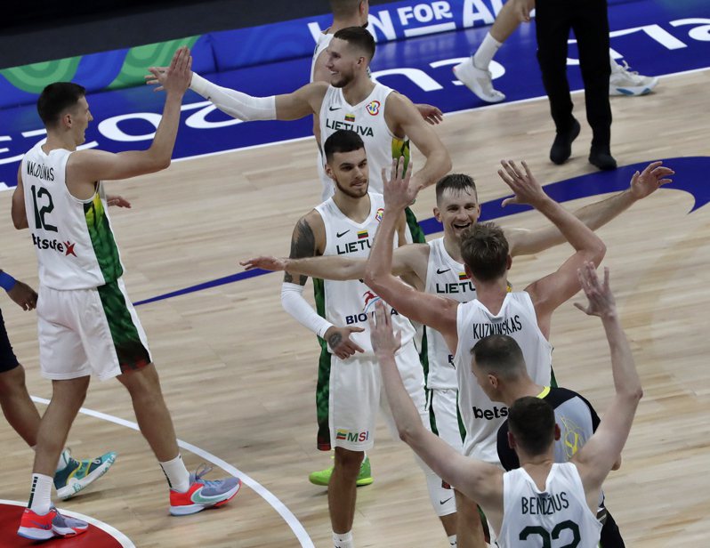 世界盃男籃賽今天進行16強分組賽，晚間J組的立陶宛在以92：67輕取希臘。歐新社