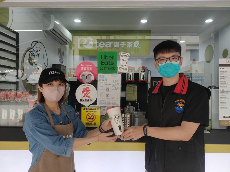 花蓮縣政府宣布飲料店於2024年7月1日起，禁用一次性塑膠杯（含保麗龍杯），並結合市區15家飲料店，實施循環杯租借服務。圖／花蓮縣環保局提供