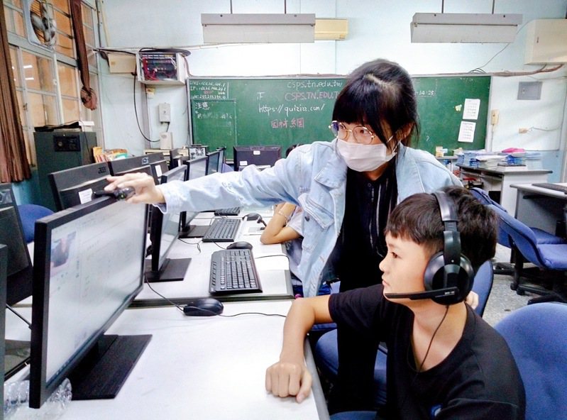 台南市青山國小教師謝易連3年獲教育部數位學伴傑出帶班老師。圖／教育局提供