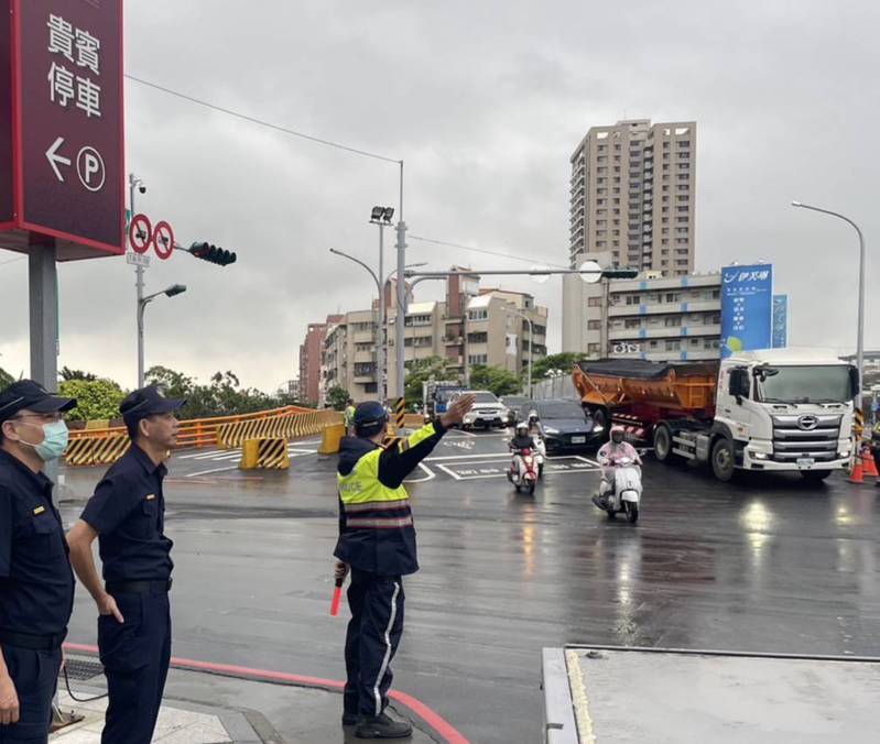 警方表示，施工期間加強中華西路沿線交通疏導，並於上、下班時段在周邊重要路口規畫交通疏導崗，同時與大台南智慧交通中心密切聯繫監測車流。圖／讀者提供