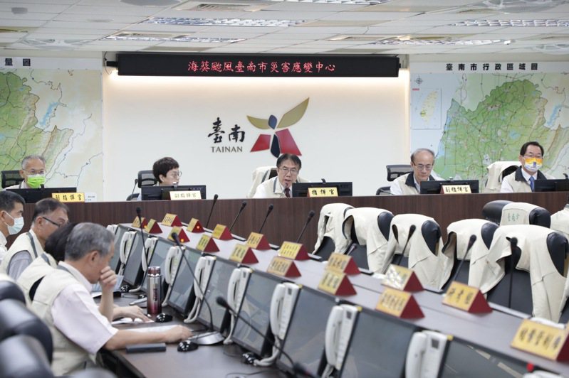 台南市長黃偉哲一早出席災害應變中心會議。圖／台南市政府提供