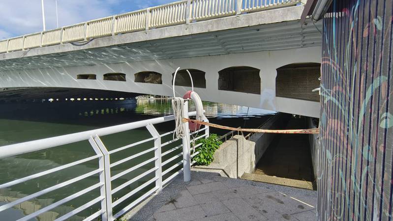 高雄中正橋下人行道被民眾發現積水20公分高，擔心橋梁滲漏，危及安全。記者卜敏正／攝影