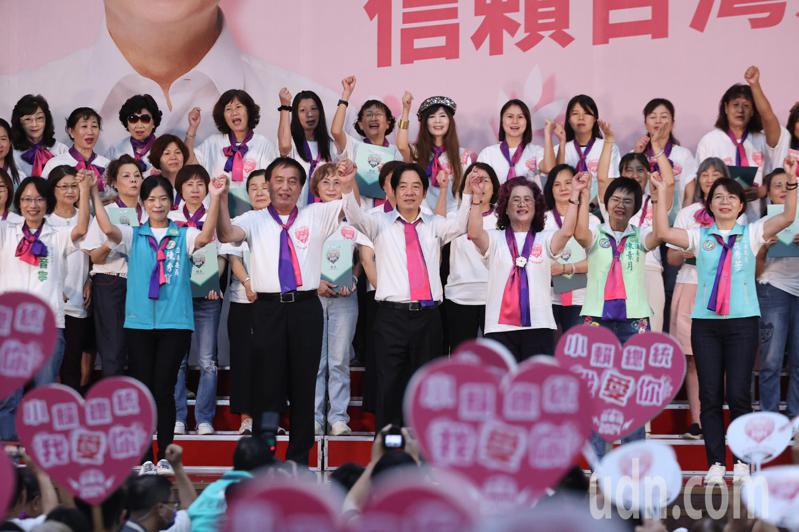 民進黨總統參選人賴清德（中）為搶攻婦女票，在立委黃秀芳（右一）、陳素月（右二）、陳秀寶（左二）以及立委參選人吳音寧（左一）的比同下前往彰化女中出席信賴台灣姊妹會成立大會，與民眾揮手致意。記者黃仲裕／攝影