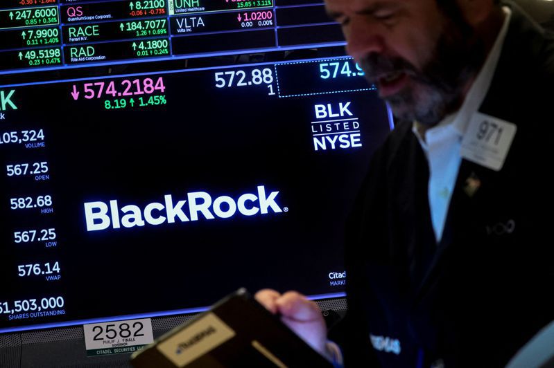 全球最大資產管理集團貝萊德（BlackRock）表示，隨著美國勞動市場降溫，通膨也降了下來，聯準會（Fed）抗通膨任務或許已大功告成。圖／路透