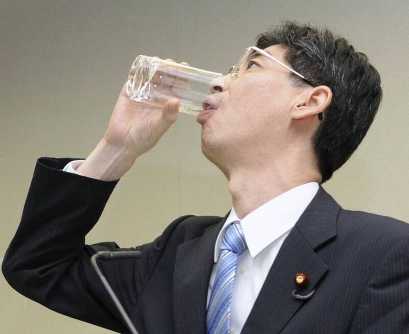 2011年10月，時任日本內閣府政務官的園田康博為展現安全性，喝下經淨化的福島第一核電廠低濃度汙染水。近日中國有網路謠傳指園田因癌症去世。路透資料照