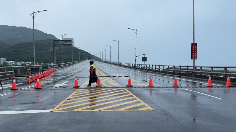 被稱為最美高架橋的「金崙大橋」已達預警性封路標準，確保用路人安全，中午12點後實施預警性封閉。圖／讀者提供