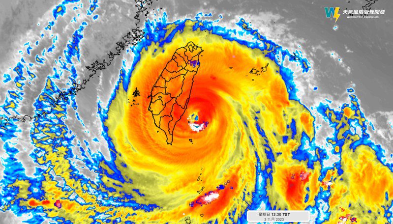 海葵颱風的雲系已經完全包覆台灣，在颱風眼牆南側目前有大量的閃電訊號。圖／取自「天氣風險 WeatherRisk」臉書粉專