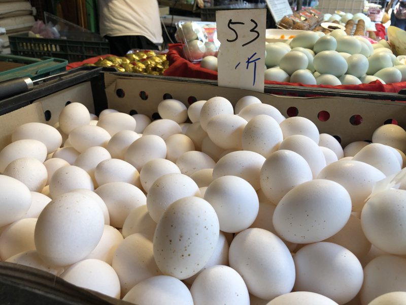 北市蛋商公會今宣布，明天起雞蛋產地及批發價均漲3元。本報資料照片